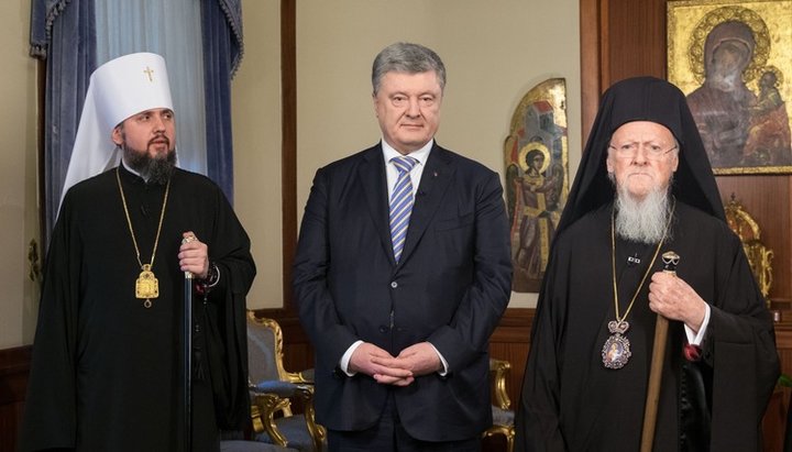 Head of the OCU Epiphany, 5th president of Ukraine Petro Poroshenko and Patriarch Bartholomew of Constantinople. Photo: pbs.twimg.com