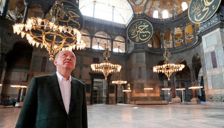 Erdogan personally checked how Hagia Sophia is being converted into a mosque. Photo: britannica.com