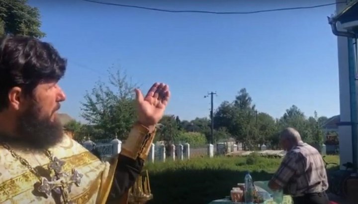 Archpriest Vladimir Furmanchuk, rector of the seized UOC church in Mnishin. Photo: a screenshot / YouTube / Orthodox Journalist