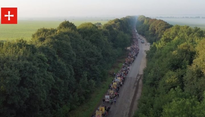 Religious procession from Kamyanets-Podilsky to Pochayiv Lavra. Photo: screenshot of the YouTube channel 