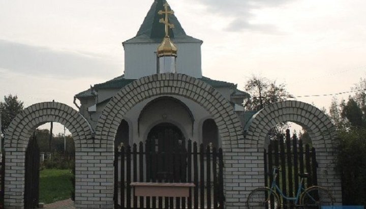 After siege of UOC temple in Halynivka, OCU activists hang their locks