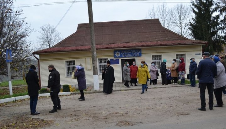 In Buzhanka, investigators interviewed supporters of the OCU. Photo: viche.ck.ua