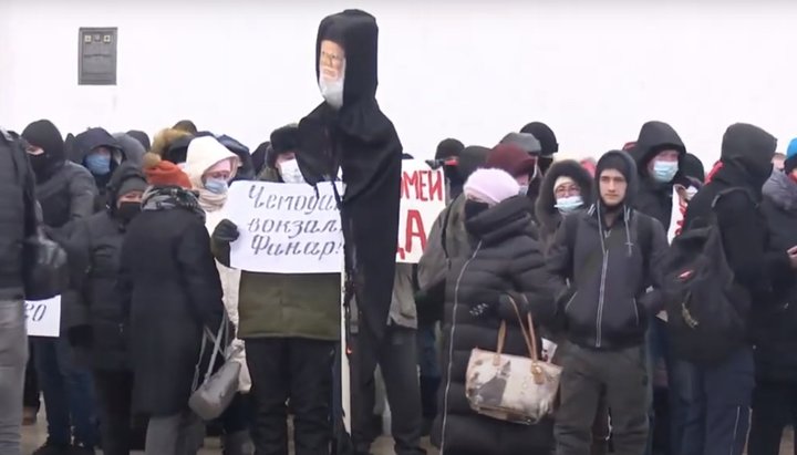 Unidentified persons burn effigy of Patriarch Bartholomew on Sophia Square