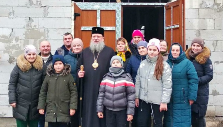 Believers from Boyanchuk village together with Metropolitan Meletiy. Photo: facebook.com/orthobuk