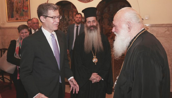 Meeting of the US Ambassador for Religious Freedom Sam Brownback and Archbishop Abp. Ieronymos. Photo: romfea.news