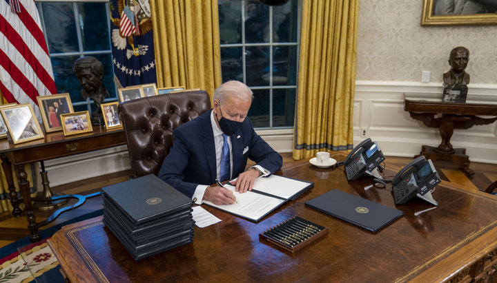 US President Joseph Biden signs new decrees. Photo: riafan.ru