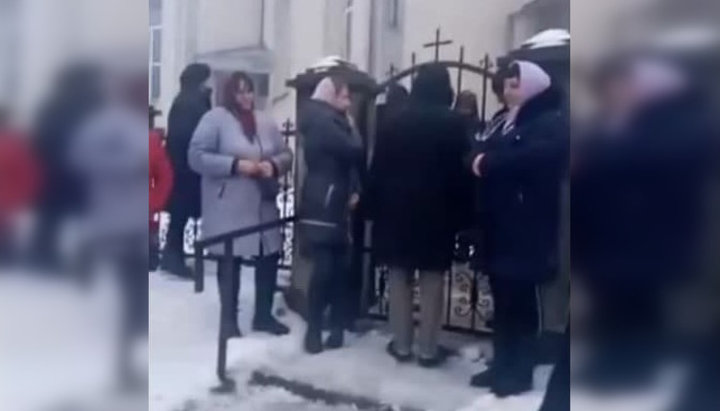 Believers of the UOC in Dilove village are not allowed into the territory of the church. Photo: screenshot of the video of the tg-channel DOZOR on the 