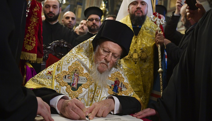 The head of the Phanar, Patriarch Bartholomew, granted the Tomos to the OCU. Photo: president.gov.ua