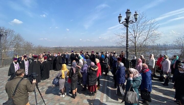 Prayer for peace on Vladimir Hill in Kiev. Photo: UOJ