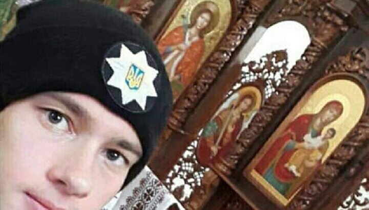 Vladimir Lysehko in the uniform of a National Police officer in the church of the OCU. Photo: published on the page of Fr. Feognost Pushkov on Facebook a screenshot of a post by Vladimir Lysenko