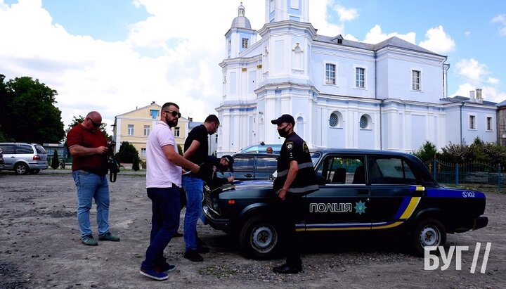 The police record the fact of repair work in a building seized by the OCU in Volodymyr-Volynsky. Photo: bug.org.ua