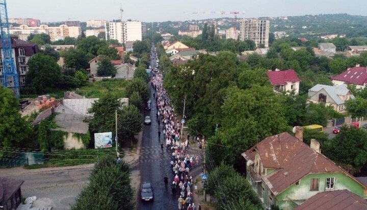 The coss procession of the UOC in Bukovyna. Photo: cv.npu.gov.ua