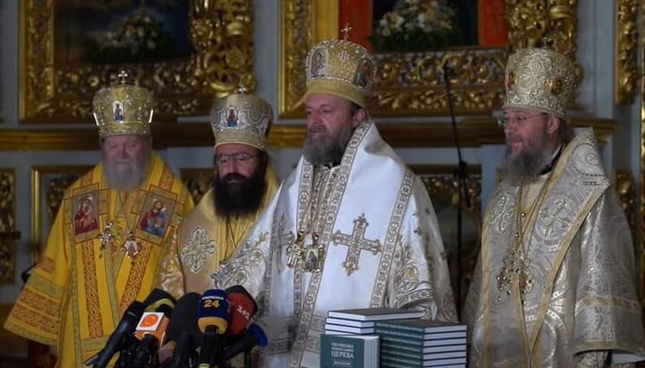 Vicar of the Serbian Patriarch (center) at a briefing at the Kyiv-Pechersk Lavra. Photo: screenshot of the UOC YouTube channel