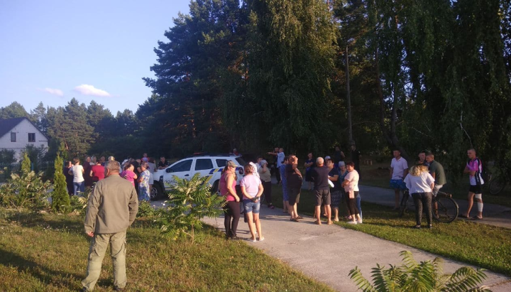 Members of the OCU refused to leave the territory of the temple in Zabolotye until the believers of the UOC and the police arrived. Photo: facebook.com/1kozaktv