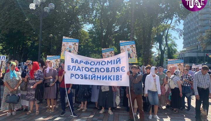 UOC believers at the prayer standing near the Verkhovna Rada. Photo: Telegram channel Pavlovskynews