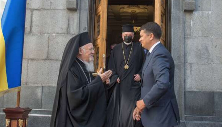 Head of Phanar and Dmitry Razumkov in the Verkhovna Rada’s courtyard. Photo: rada.gov.ua