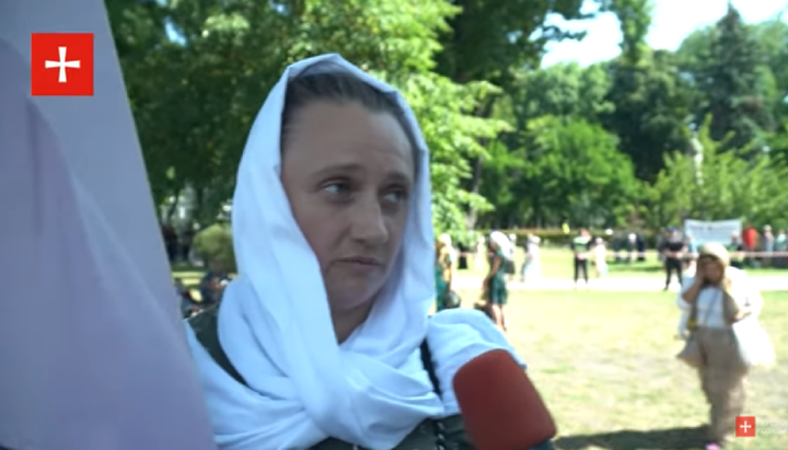 A parishioner of the UOC church in Zadubrivka. Photo: screenshot / YouTube / First Cossack