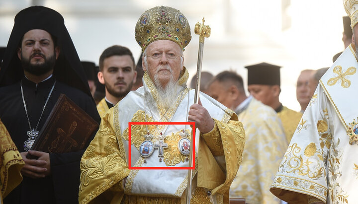 Head of Phanar with panagias and a cross made in the UOC. Photo: pomisna.info