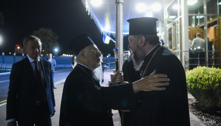 Patriarch Bartholomew saying goodbye to Dumenko. Photo: OCU website