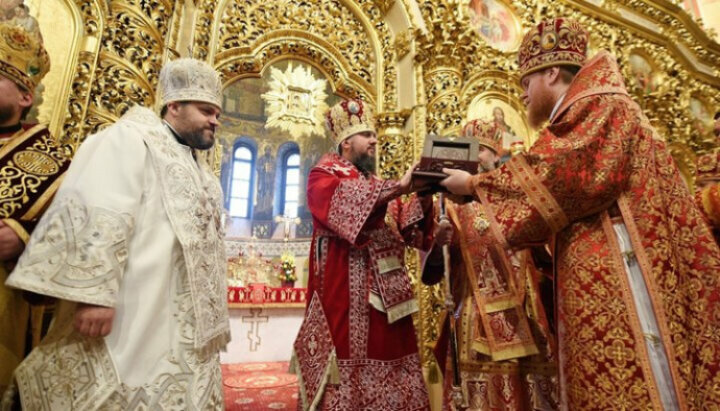 Bishop Isaiah of Šumperk (left). Photo: pomisna.info