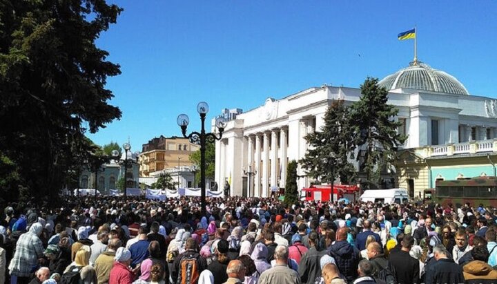 Prayer standing at the Verkhovna Rada of Ukraine of the UOC believers on August 21, 2021. Photo: pravoslavie.ru