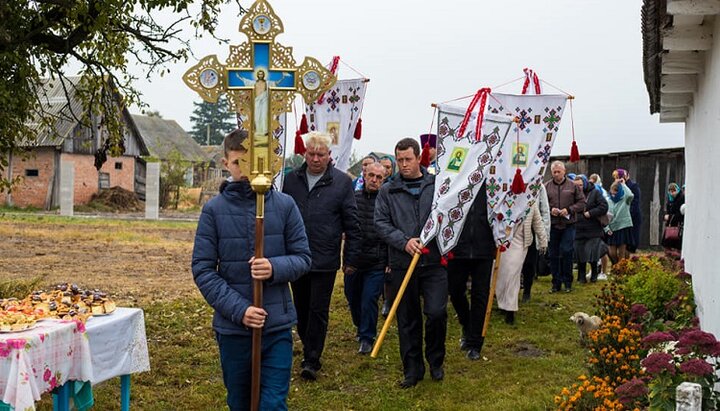 A religious procession around the temporary church of the UOC in Godomychi, Volyn region. Photo: pravoslavna.volyn.ua