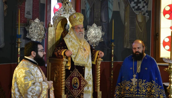 Metropolitan Chrysostomos (centre) with clerics. Photo: poimin.gr