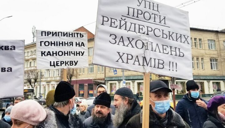 Believers of the UOC at the walls of the Vinnytsia RSA. Photo: UOJ