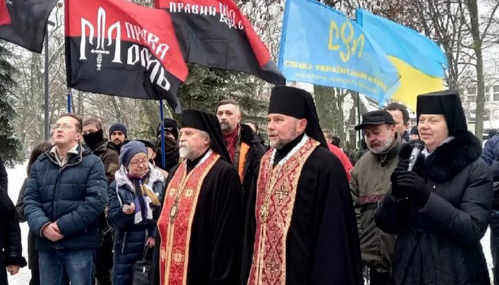 Representatives of the UGCC together with nationalists at the unveiling of the monument to the UPA in Kharkiv. Photo: Facebook “Right Sector of Slobozhanshchina”