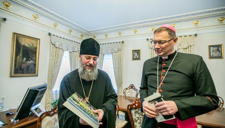 The UOC Chancellor, Metropolitan Anthony (Pakanich), and the Apostolic Nuncio to Ukraine, Archbishop Visvaldas Kulbokas. Photo: vzcz.church.ua