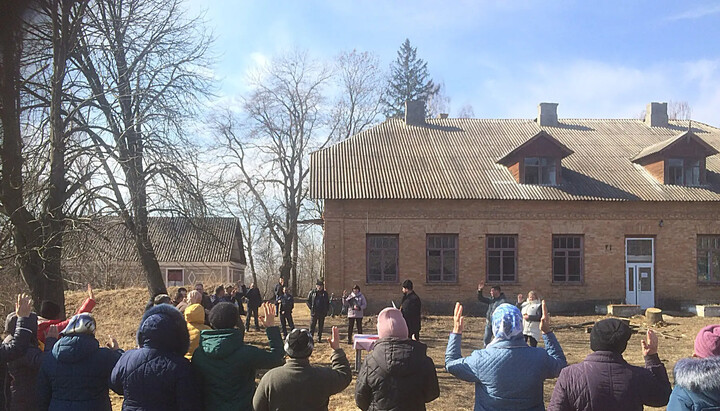 Supporters of OCU seize UOC temple in vlg, Dvorets, Khmelnytsky region