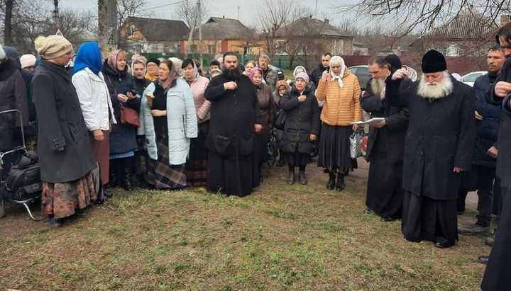 Supporters of the OCU disrupt worship and block the temple in Smila