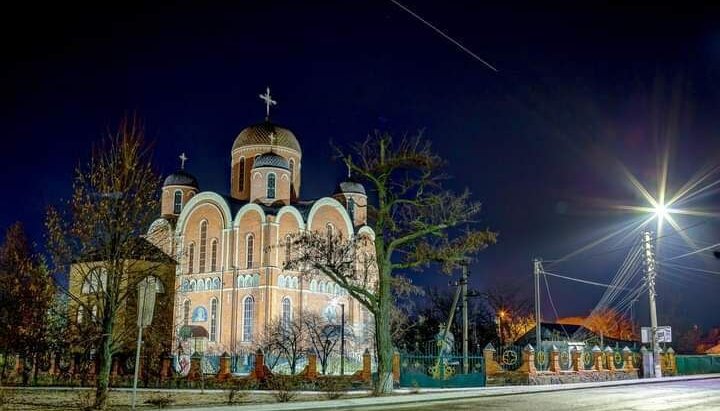 Radicals seize Boryspil Cathedral demanding to transfer UOC parish to OCU