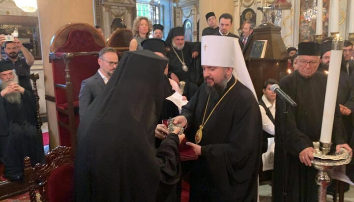 Dumenko presenting a panagia to Ieronymos II of Athens. Photo: tsn.ua