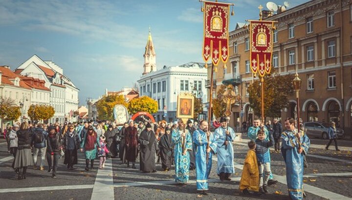 Countless Orthodox Lithuanians pray at miraculous icon for peace in Ukraine