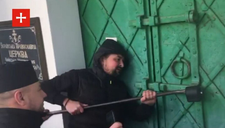 The cleric of the OCU breaks down the door in the Boris and Gleb church of Pereyaslav. Photo: screenshot of the video of the First Cossack Tg channel