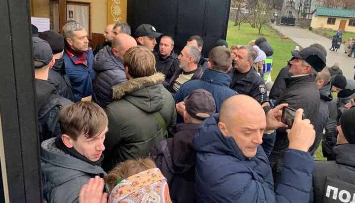 Thugs for hire staged provocations at the Ivano-Frankivsk UOC Cathedral. Photo: kurs.if.ua