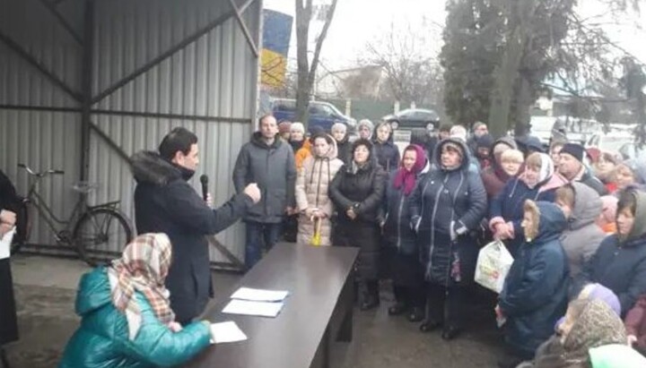 Residents of Rusaniv voted for the transfer of the temple to the OCU. Photo: Facebook 'Trybuna - Brovary'