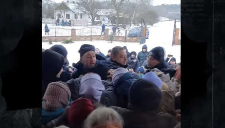 Supporters of the OCU storming a UOC church in the Rivne region. Photo: a video screenshot from the “1 Kozaktv” Youtube channel.