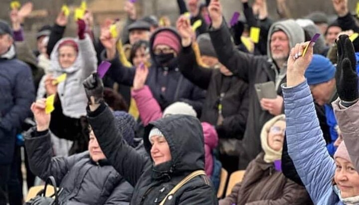 Dumenko's supporters in Boyarka voting for the transfer of the UOC St. Michael's Church to the OCU. Photo: facebook.com/kiyivshina.NEWS