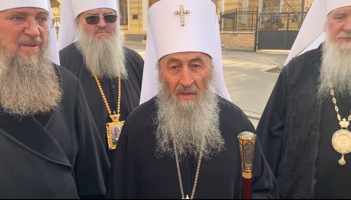 His Beatitude Metropolitan Onuphry leaves the square near the Office of the President. Photo: video screenshot of the UOJ