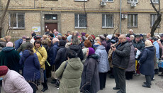 Kyiv-Pechersk Lavra brethren distribute food packages to capital residents 