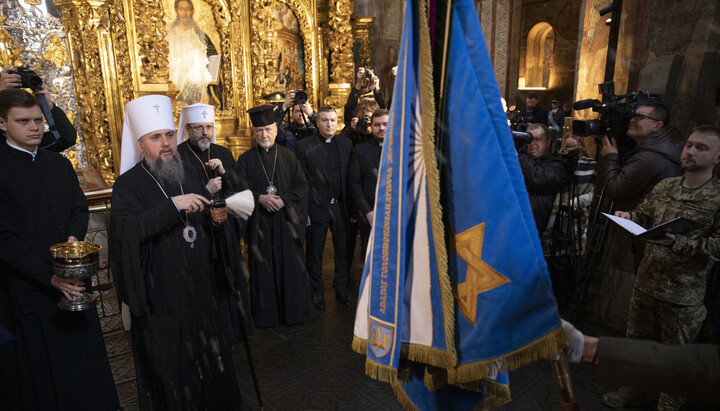 Dumenko "consecrates" the flag with the Star of David. Photo: ugcc.ua
