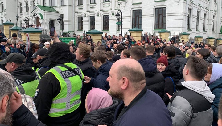 Standing of UOC worshippers at the Kyiv-Pechersk Lavra. Photo: spzh.news