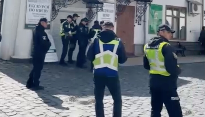 Police on the territory of the Lavra. Photo: screenshot t.me/kozakTv1