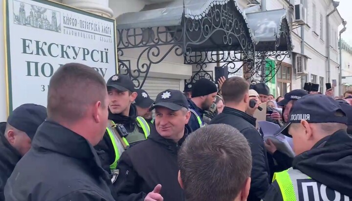 Police near building 39 of the Lavra. Photo: UOJ