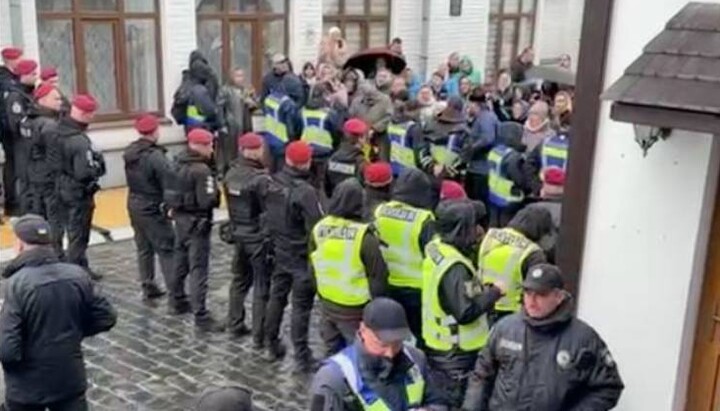 Armed policemen in the Lavra. Photo: UOJ