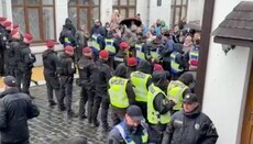 Security forces try to seize one of the Lavra buildings again