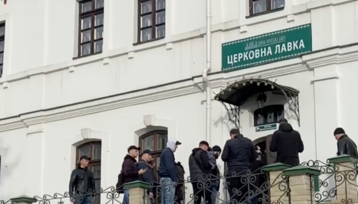 The police open the doors in one of the buildings of the Lavra. Photo: screenshot t.me/pravoslavie