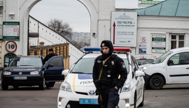 Police checking cars at the exit from the Kyiv-Pechersk Lavra. Photo: unian.net